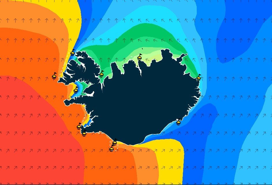 Stórstreymi og hvasst á morgun